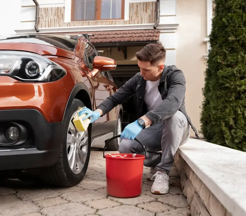 Lavage auto à domicile Dambach-la-Ville : professionnel intervenant sur un véhicule